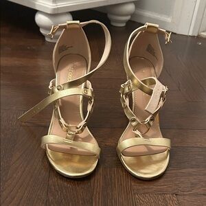 Shoe Dazzle Gold Chain Accent Heels